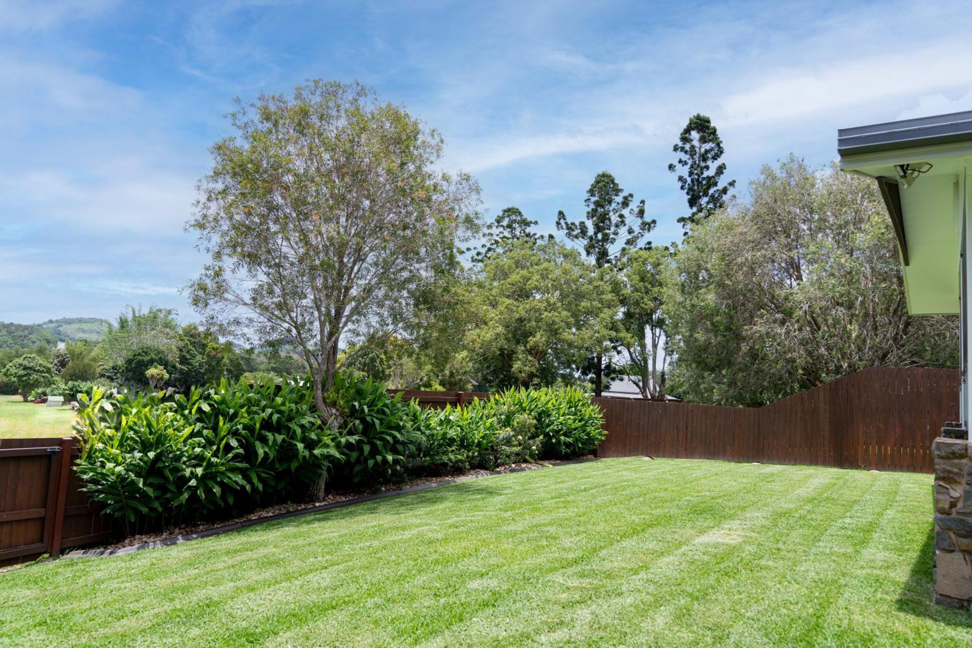 Birds 'N' Bloom Cottages Yungaburra Exterior photo