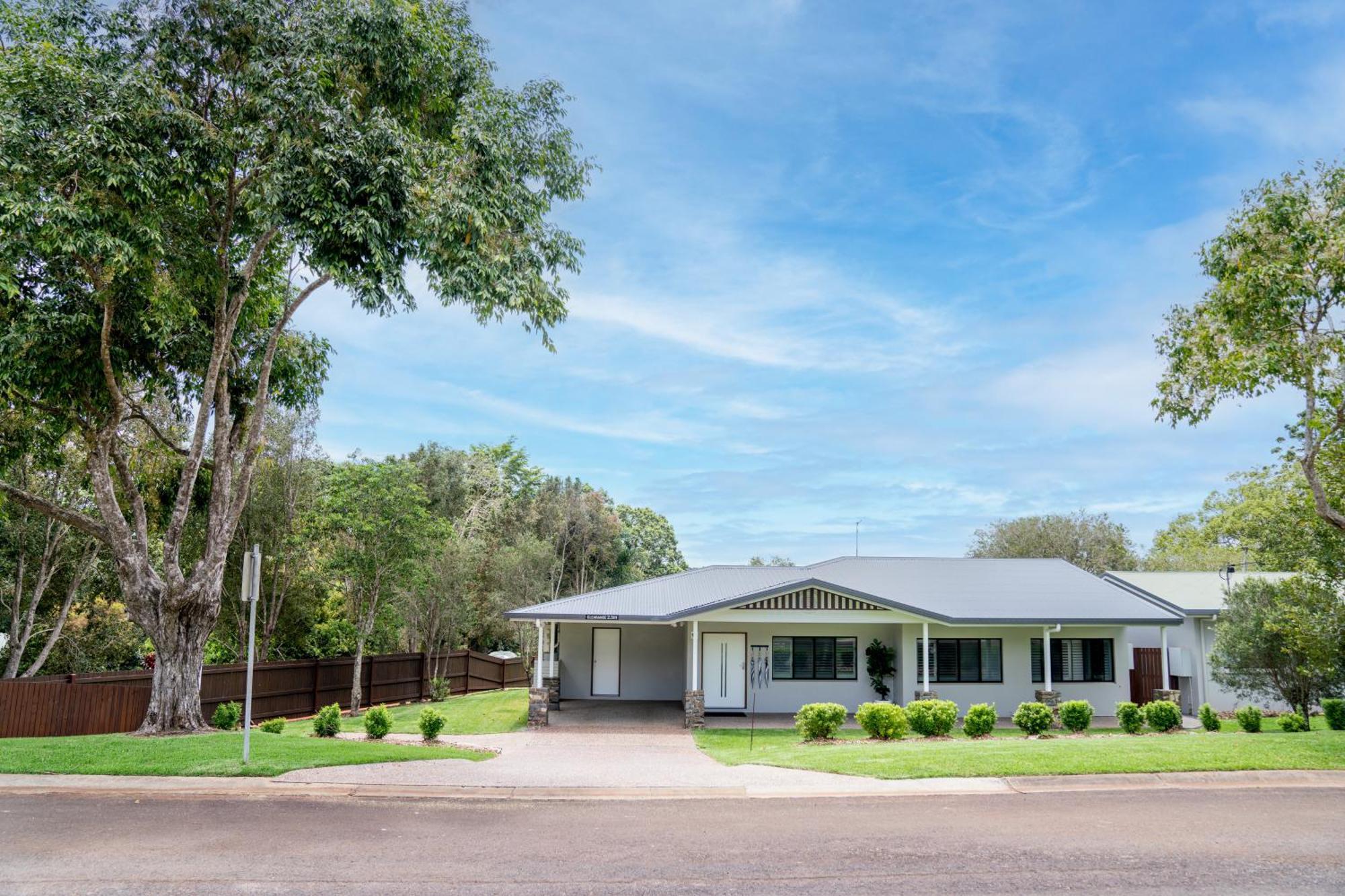 Birds 'N' Bloom Cottages Yungaburra Exterior photo